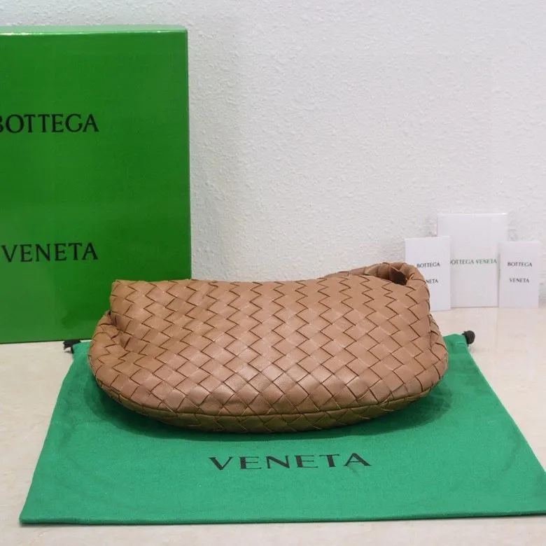 Batch 1460 BV Bottega Veneta 2022 Early Spring New Ladies Medium JODIE Handbag BV Bag 🔥The new method is to round the corners on the original basis and knot the round hobo bag with classic woven leather. The most iconic triangular pull-out design, using sheepskin draped soft shape, is super suitable for concave shapes~ Jodie feels really gentle to people, and is definitely the best item for daily matching. It has the same weave, new elements and twists, and is versatile. It is the new favorite of street style Internet celebrities! Size: 36*21*13 Model: 6697